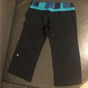 Size 4 Lululemon Black Capri Leggings with a waist band of shades of blue